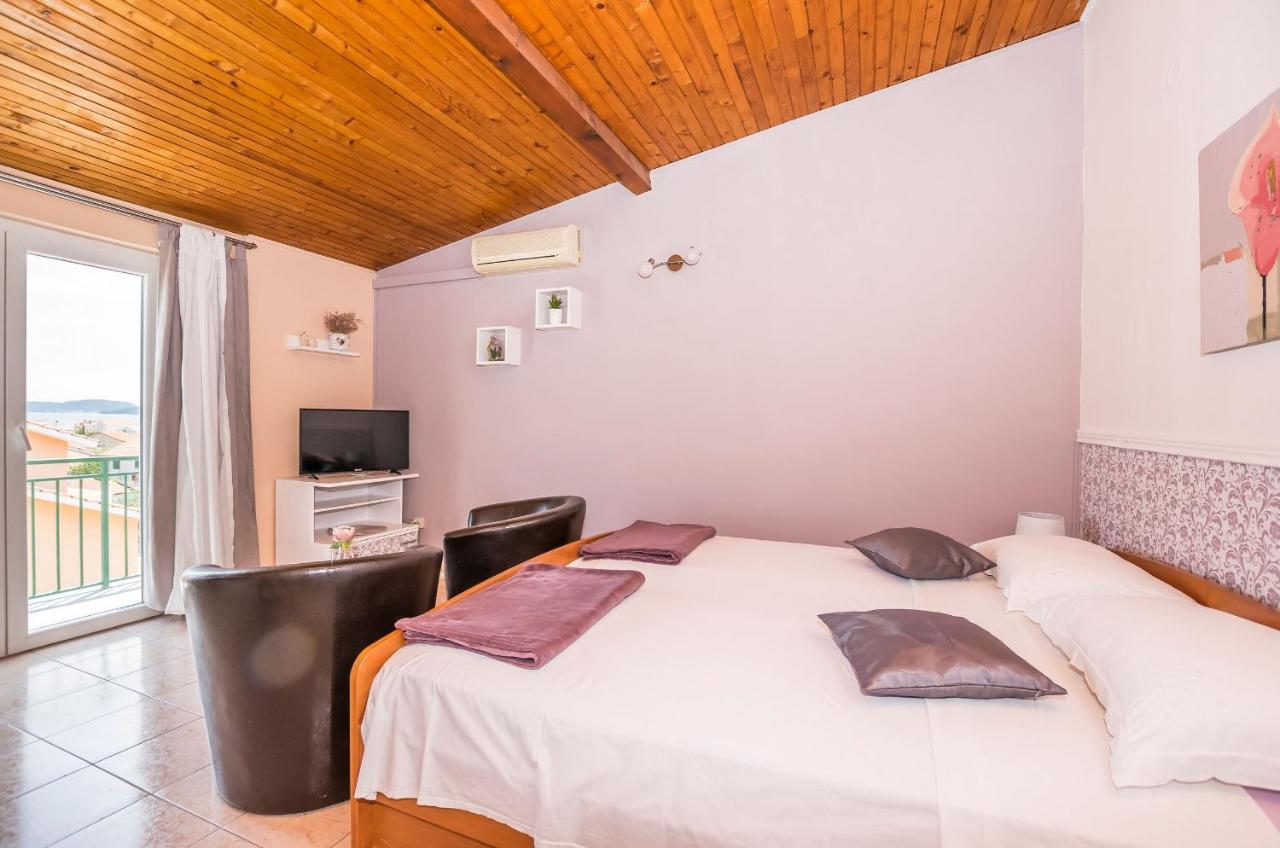 Apartments And Room Zinka Vodice Exterior foto
