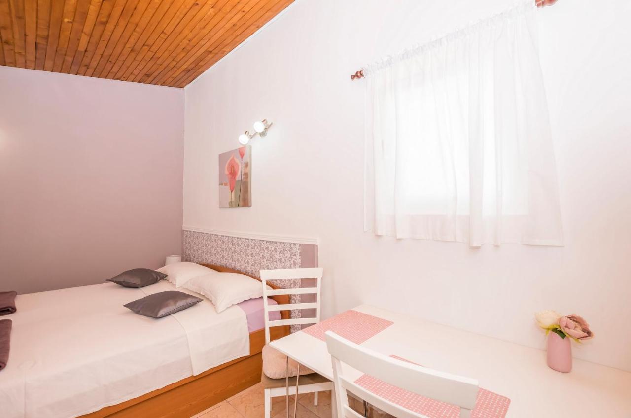 Apartments And Room Zinka Vodice Exterior foto