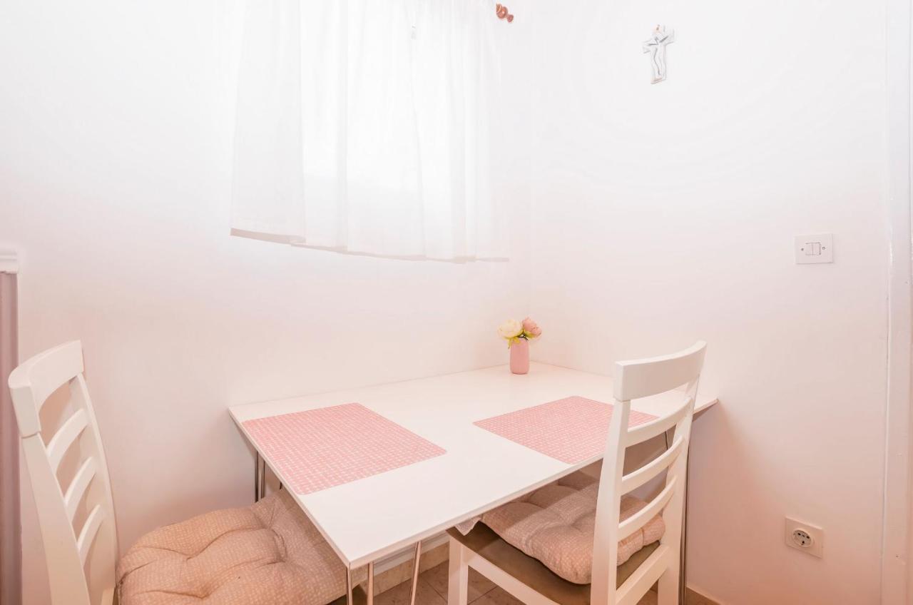 Apartments And Room Zinka Vodice Exterior foto