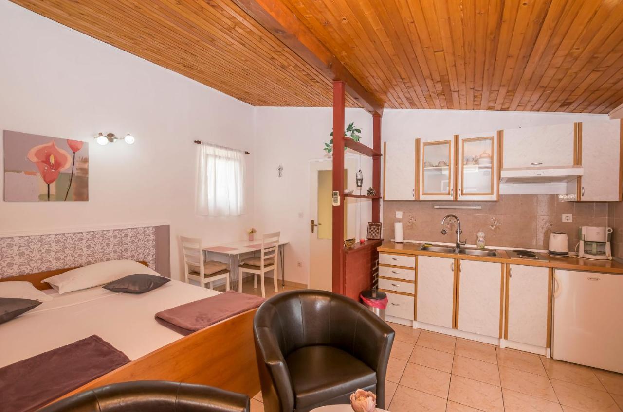 Apartments And Room Zinka Vodice Exterior foto