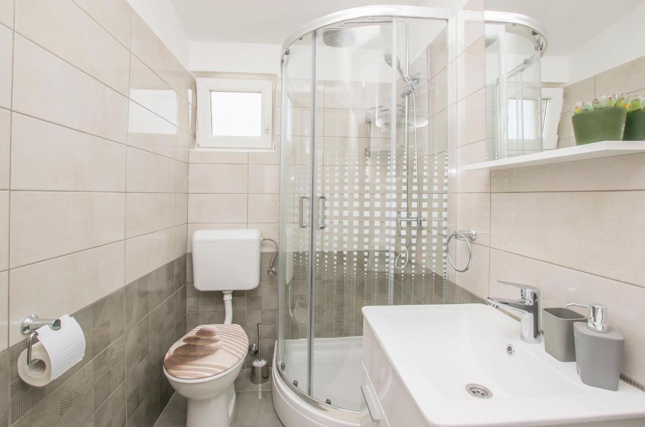 Apartments And Room Zinka Vodice Exterior foto