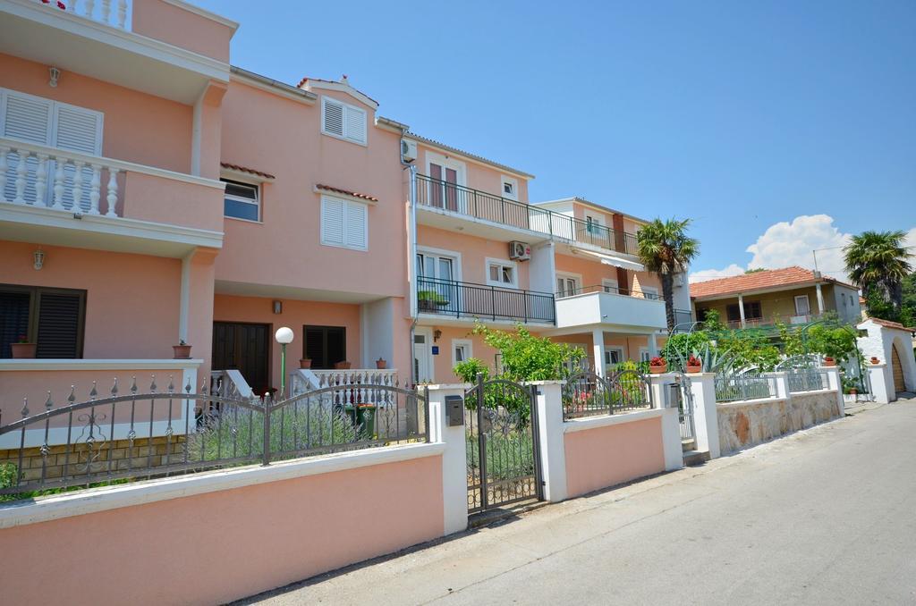 Apartments And Room Zinka Vodice Exterior foto